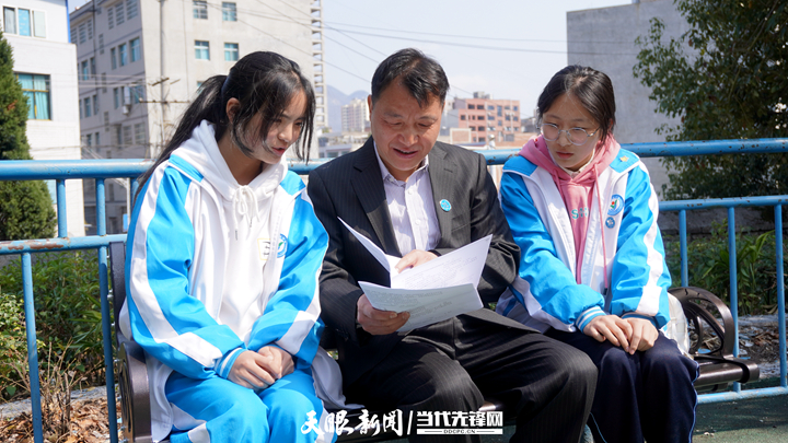 “廣漂”二十載返回家鄉踐初心 年過五十歲為人師表擔使命 ——記中組部教育人才“組團式”幫扶教師文自敏