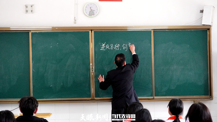 “廣漂”二十載返回家鄉踐初心 年過五十歲為人師表擔使命 ——記中組部教育人才“組團式”幫扶教師文自敏