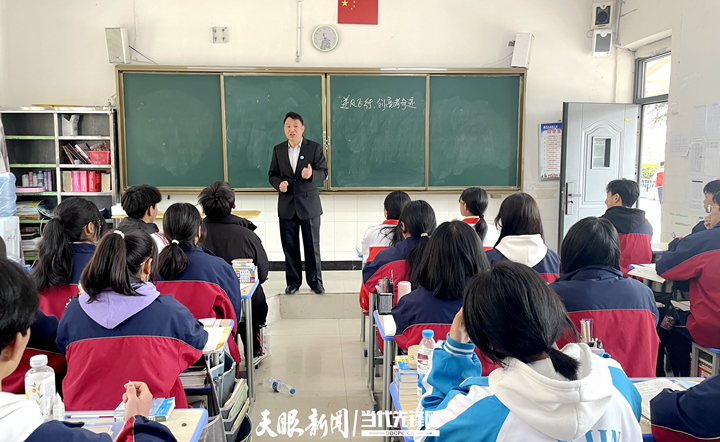 “廣漂”二十載返回家鄉踐初心 年過五十歲為人師表擔使命 ——記中組部教育人才“組團式”幫扶教師文自敏