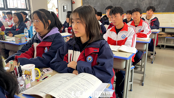 “廣漂”二十載返回家鄉踐初心 年過五十歲為人師表擔使命 ——記中組部教育人才“組團式”幫扶教師文自敏