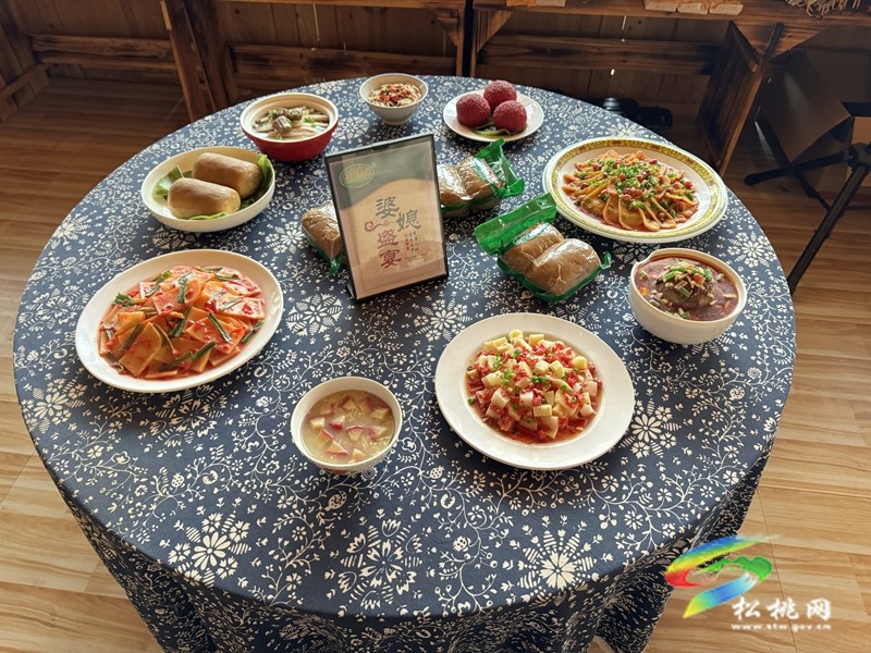 【吃貴州“晚飯”·看松桃村晚】一場“村晚”一座橋，聯結鄰里和諧情誼深